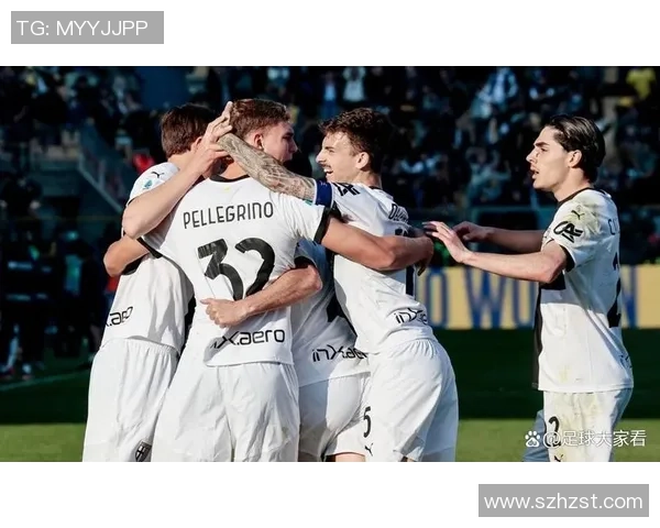 足球明星进球后激情唱歌展现个人魅力与团队精神的完美结合