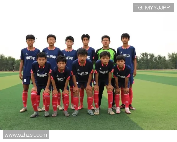 足球明星高清镭射照片展现球场魅力与风采尽显运动激情与青春活力