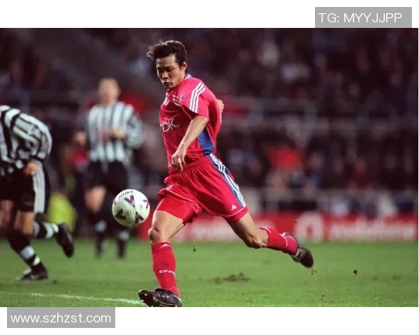 长传技艺卓越的足球明星们在绿茵场上的精彩瞬间与成就解析